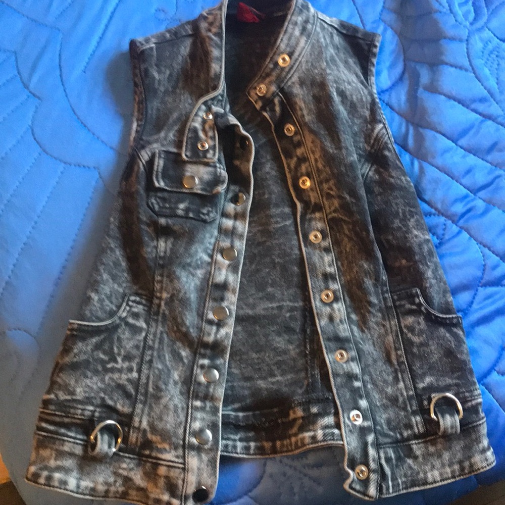Sleeveless jean vest